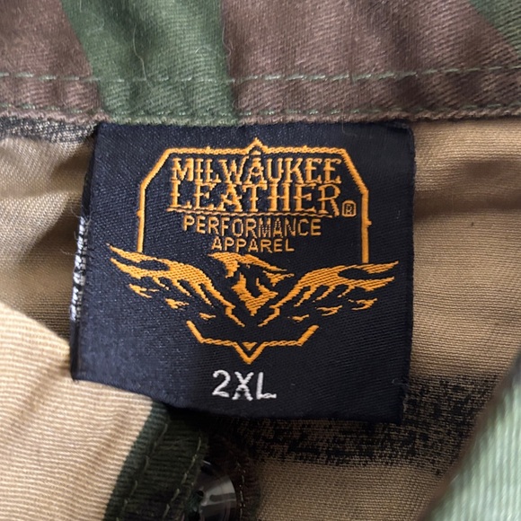 Men's Camouflage Sleeveless Shirt - Picture 2 of 3